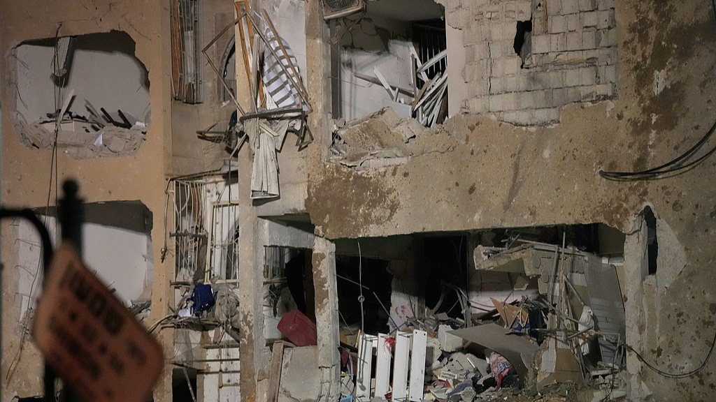 The damaged facade of an apartment building is seen at the site struck by an Iranian missile, Arad, March 22, 2026./VCG