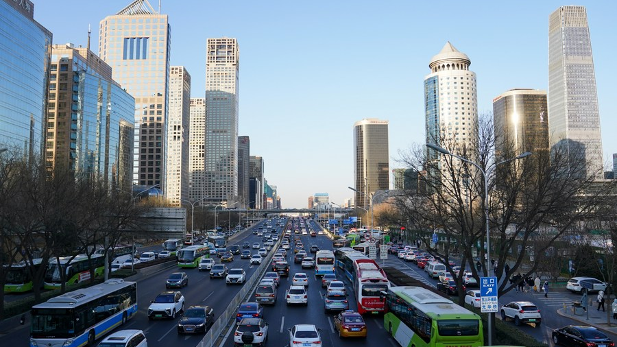 A file photo of the busy Jianguo Road in Beijing’s Chaoyang District during morning peak hours, China. /Xinhua