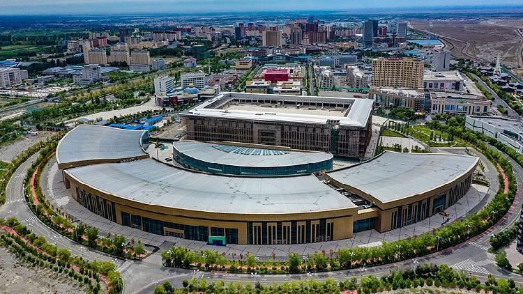 Foreign envoys commend Xinjiang's development, openness