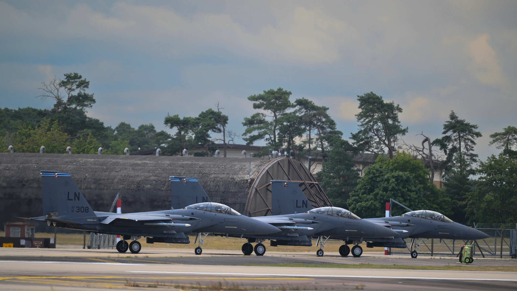 Three USAF McDonnell Douglas F-15E Strike Eagles wait to take off at RAF Lakenheath in Lakenheath, United Kingdom, July 22, 2025. /VCG