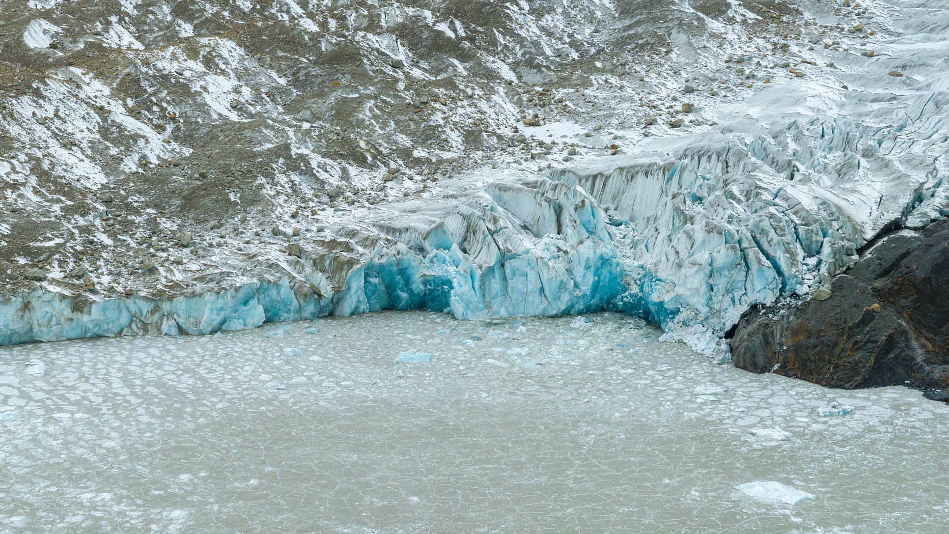 A view of the Yalong Glacier in the Himalayas, near Changdu, Xizang, December 2, 2023. /VCG