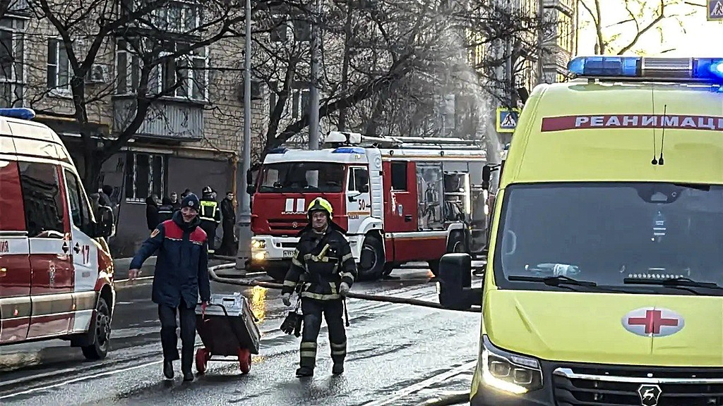First responders are seen outside an apartment building in central Moscow, March 23, 2026. /VCG