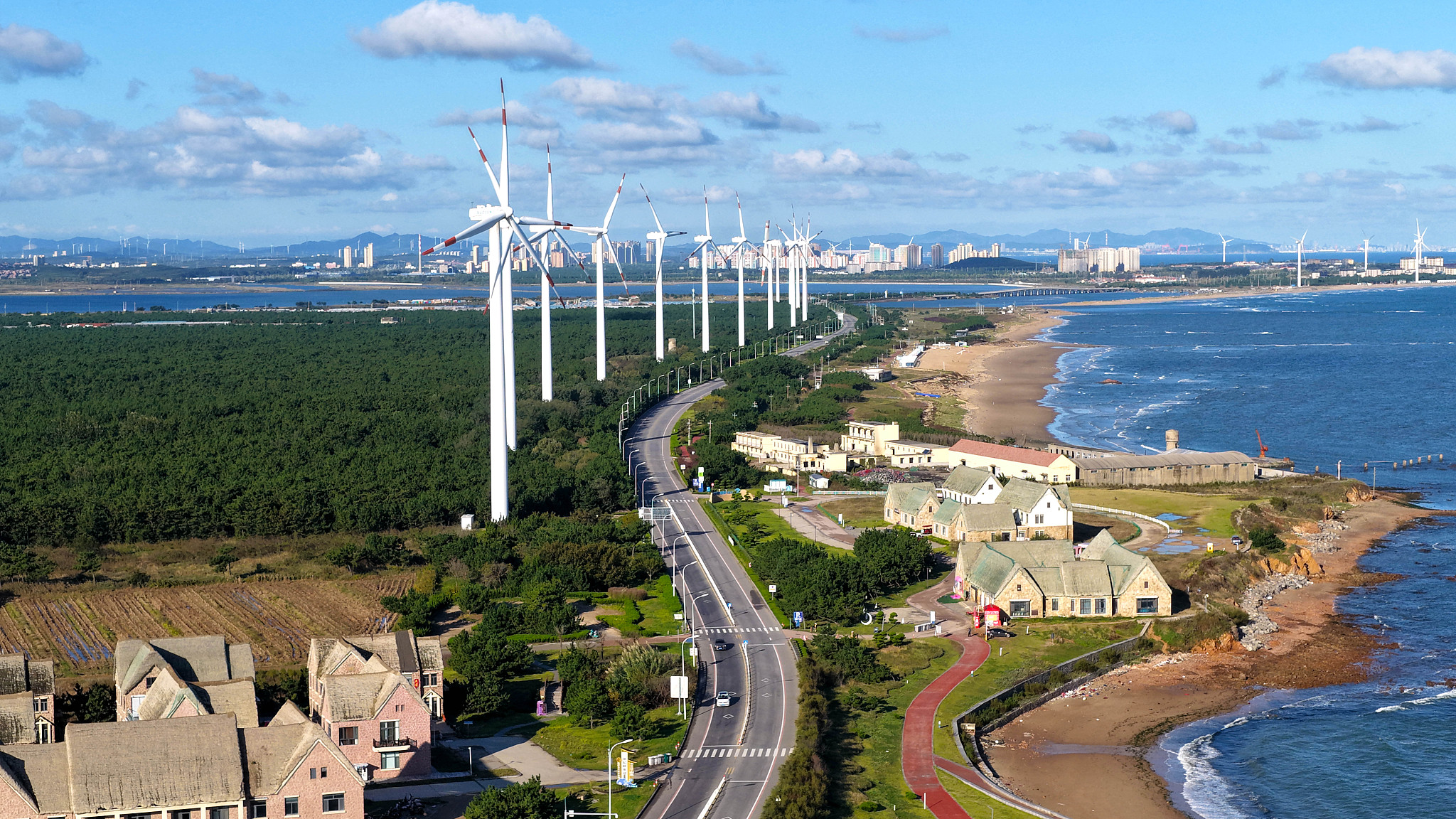 A view of the wind turbines on the North Ring Road in Rongcheng City, Shandong Province, east China, October 14, 2025 /VCG