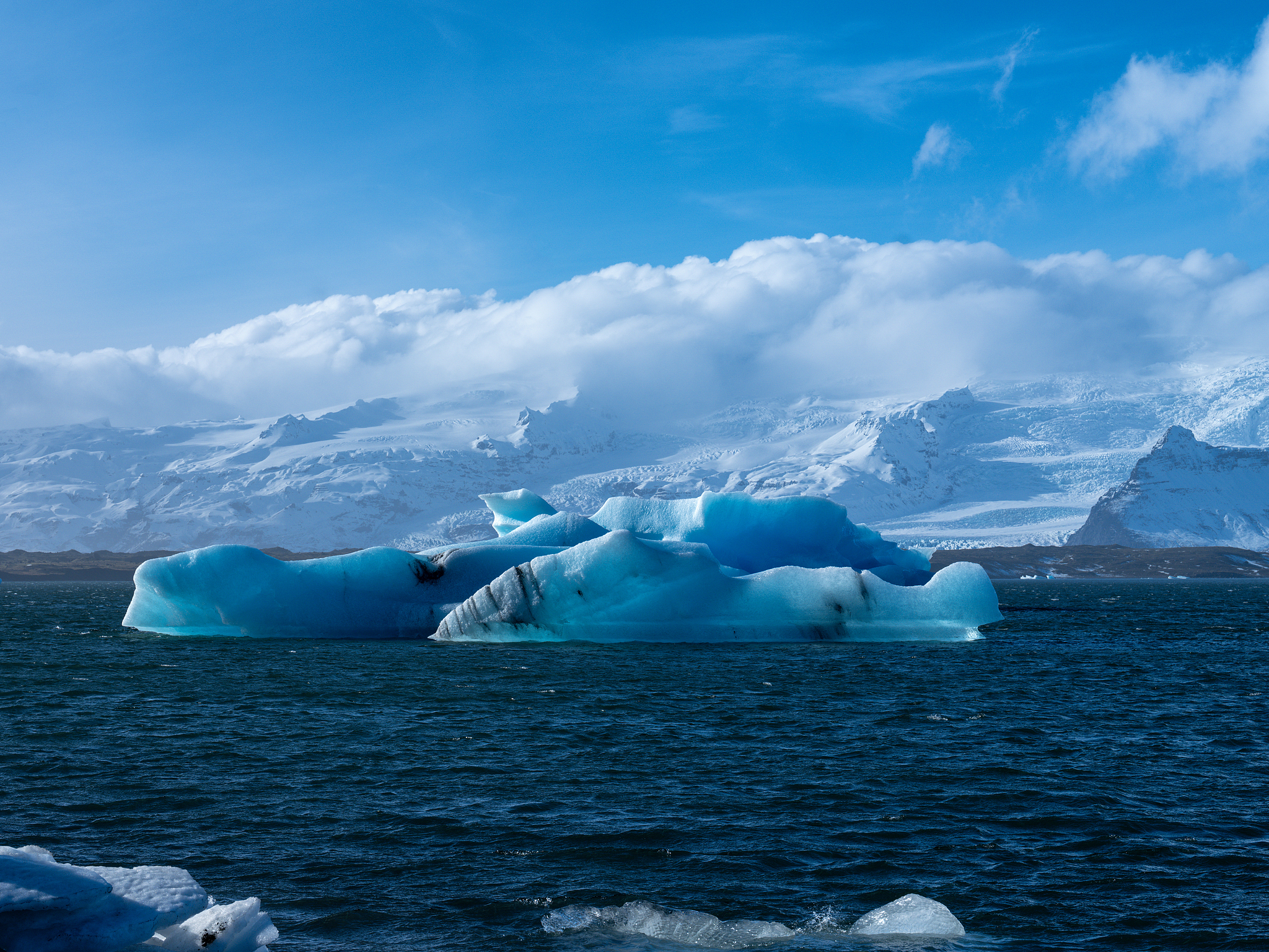 A view of ice from the Breiðamerkurjökull glacier, a section of the Vatnajökull ice sheet, scattered on the black volcanic sand beach in southeastern Iceland. March 10, 2026. /VCG