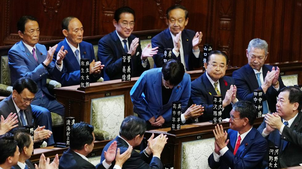 Sanae Takaichi (C) bows after winning the prime ministerial designation vote in the House of Representatives in Tokyo, Japan, October 21, 2025. /Xinhua