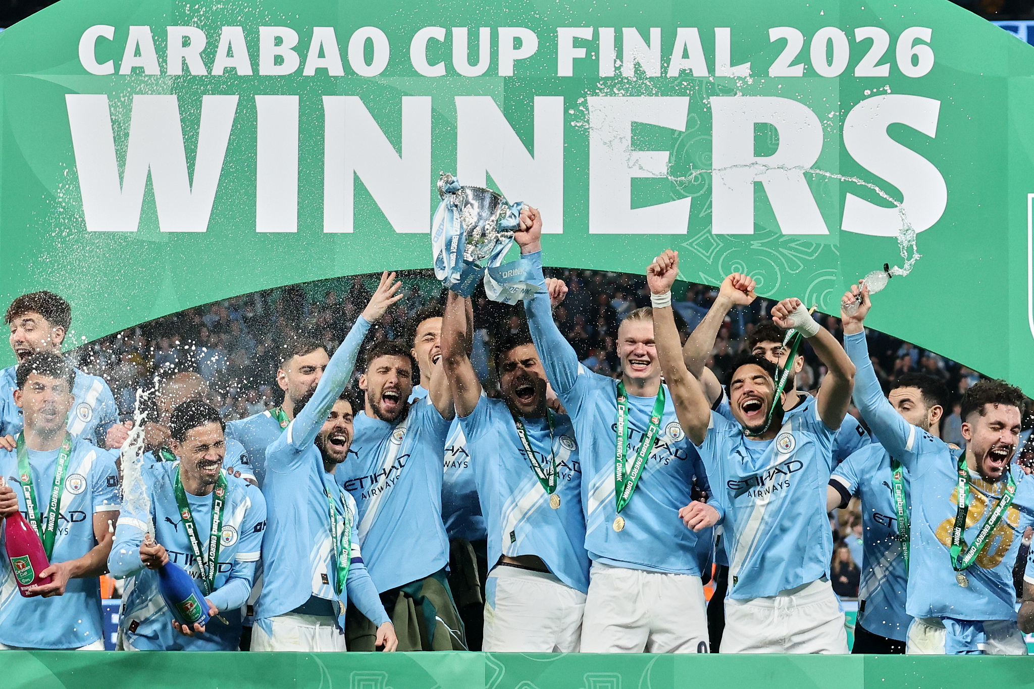Manchester City's players celebrate with the trophy after beating Arsenal to win the English League Cup final at Wembley Stadium in London, England, March 22, 2026. /VCG