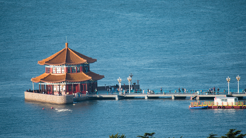 Step into the scene: Qingdao’s coastal landmark