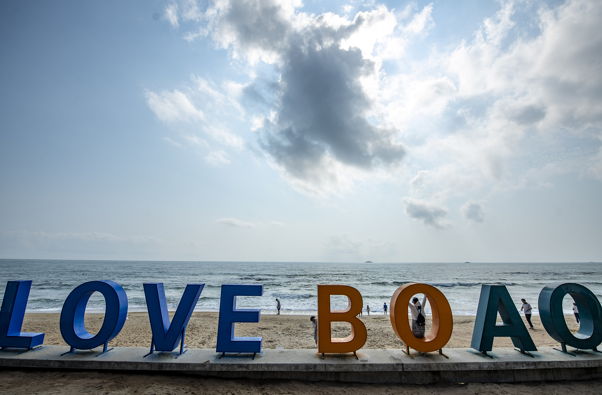 Tourists enjoy themselves at a beach in Boao, Hainan Province, on March 22, 2026. /VCG