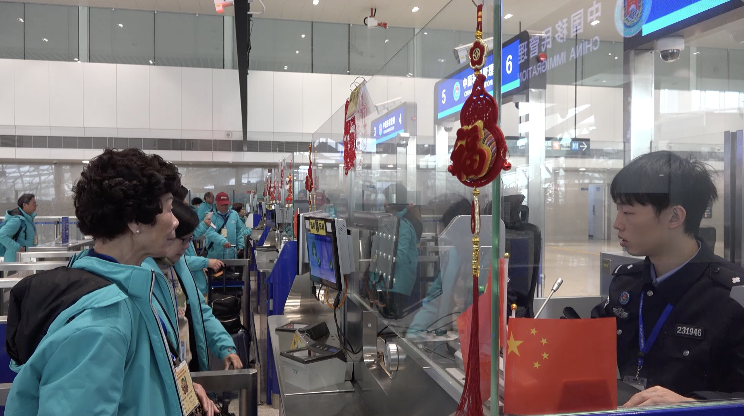 Passengers from China's Taiwan region arrive in Gaoqi Border Inspection Station in Xiamen, southeast China's Fujian Province, March 21, 2026. /Gaoqi Border Inspection Station