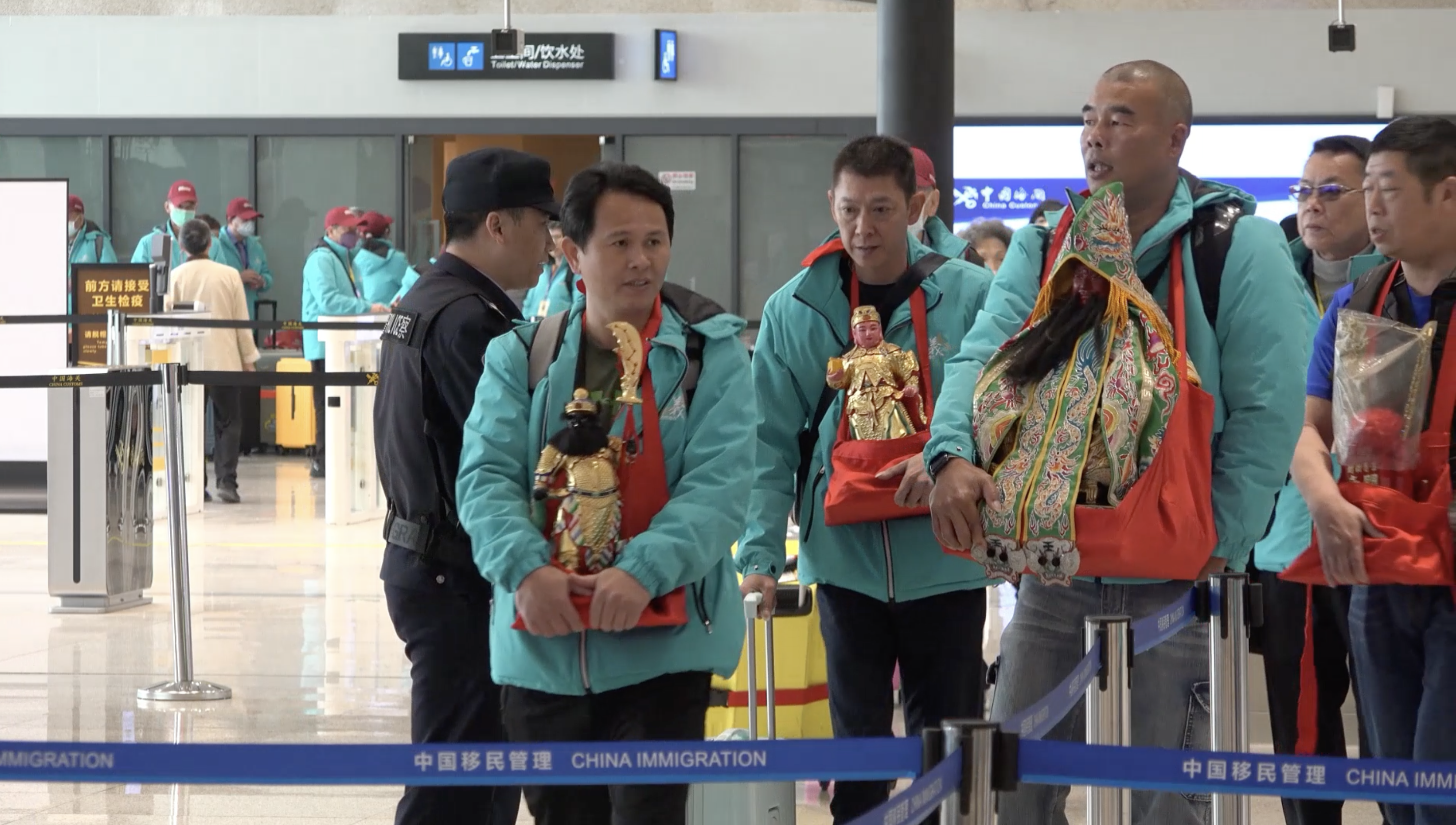 Some passengers from China's Taiwan region are going to attend traditional Chinese folk activities in southeast China's Fujian Province, March 21, 2026. /Gaoqi Border Inspection Station