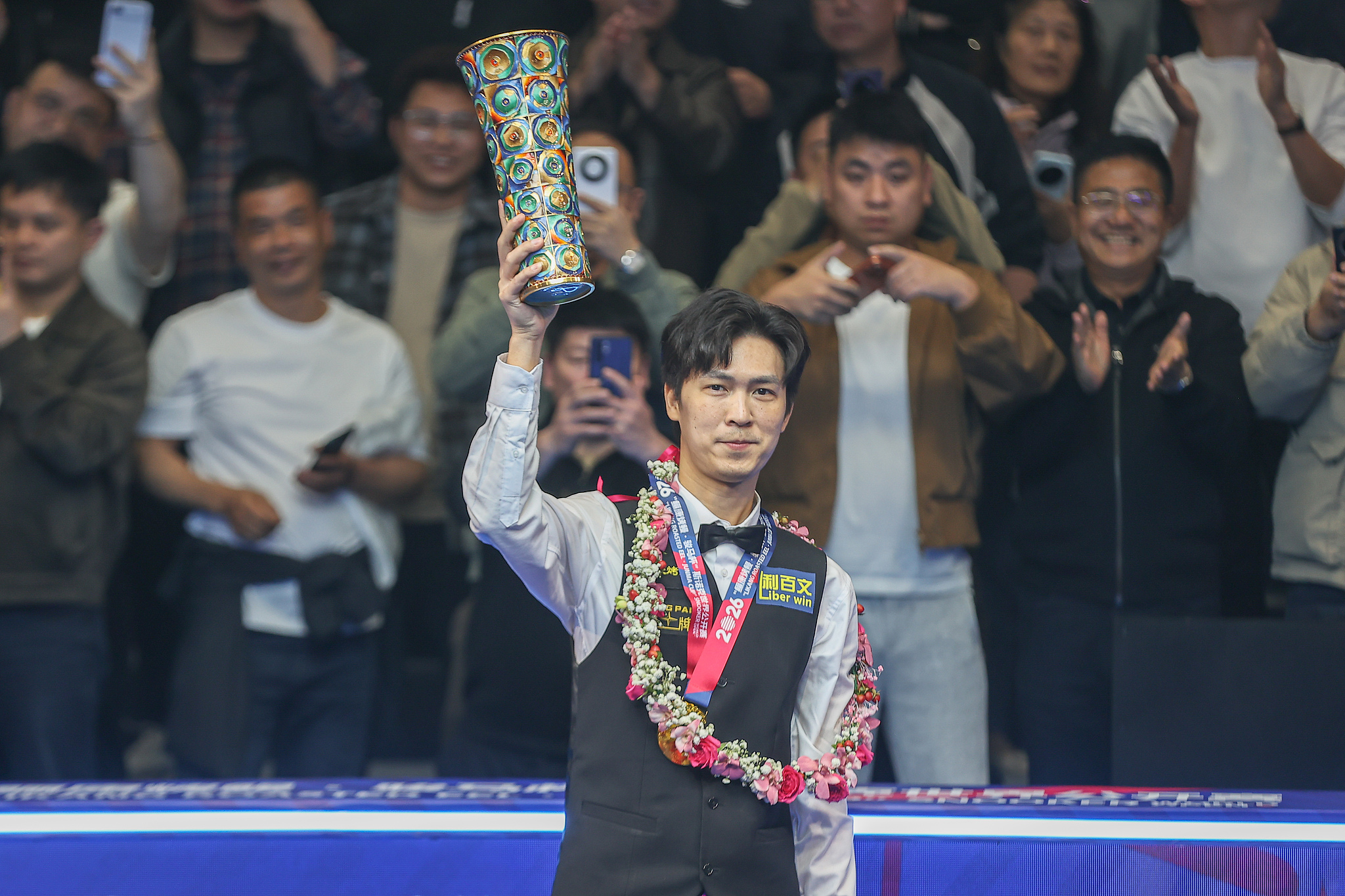 Thepchaiya Un-Nooh of Thailand lifts the trophy after beating Ronnie O'Sullivan of England in the final to win snooker's World Open in Yushan, Jiangxi Province, China, March 22, 2026. /VCG