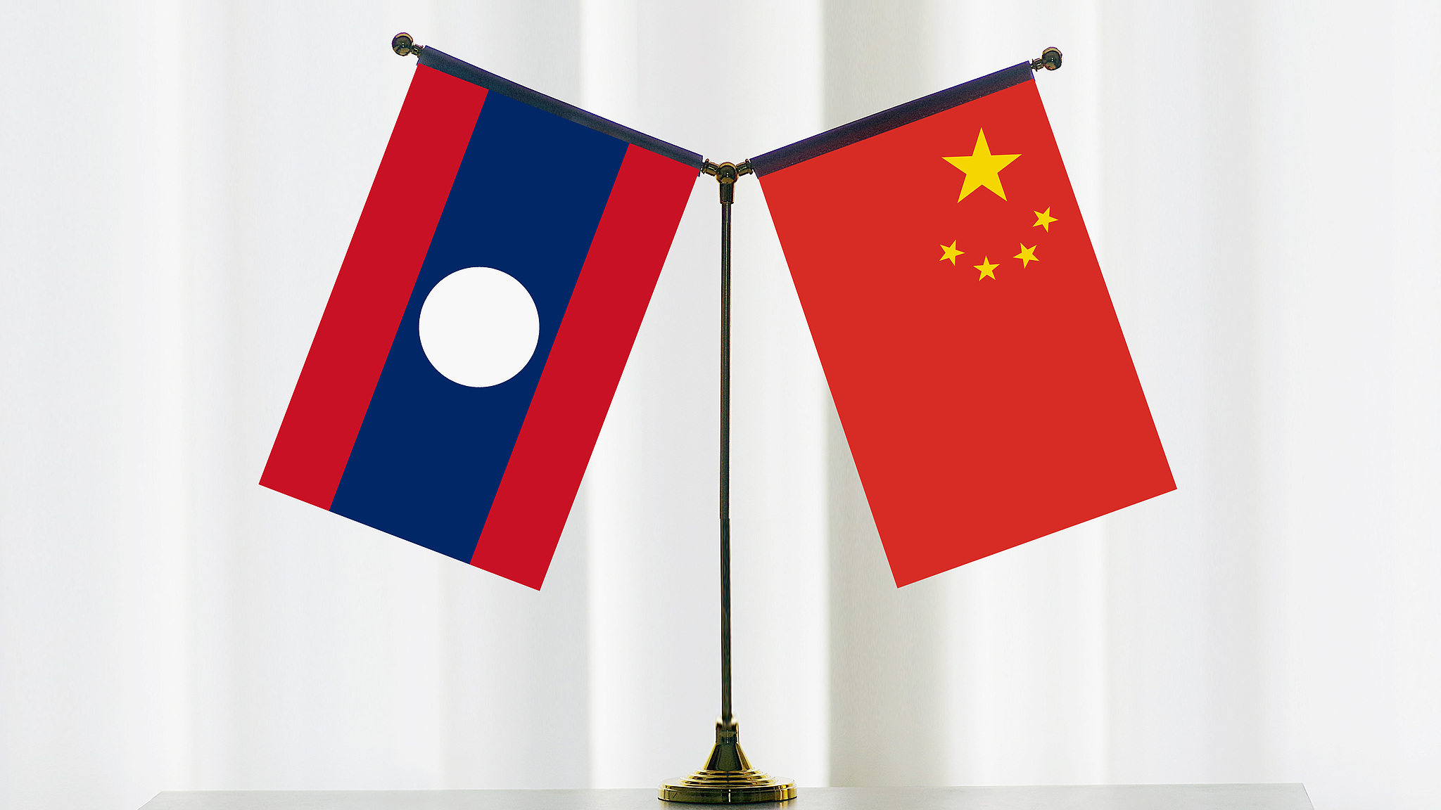 National flags of China and Laos. /VCG