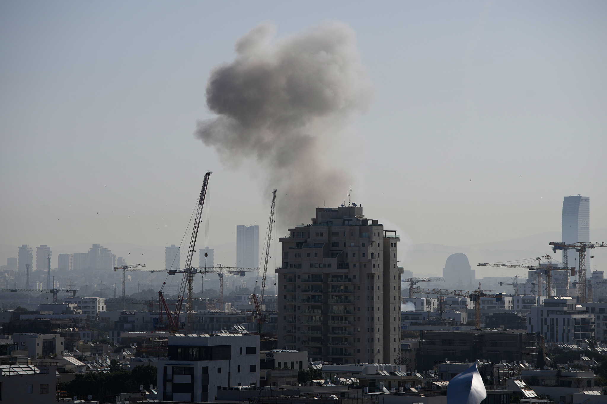 Smoke billows following an Iranian missile strike in Tel Aviv, March 24, 2026. /VCG