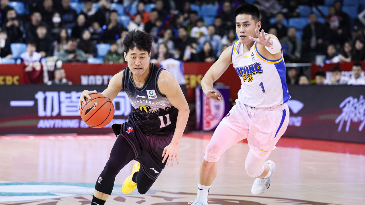 Jiang Weize (L) of the Jilin Northeast Tigers controls the ball against the Beijing Ducks in a Chinese Basketball Association game in Changchun, northeast China's Jilin Province, March 23, 2026. /Jilin Northeast Tigers