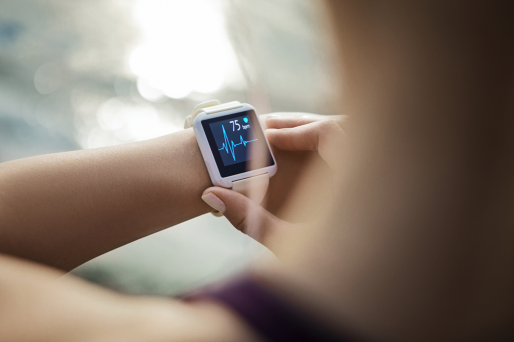 A person checks her cardiac activity using a smart watch. /VCG