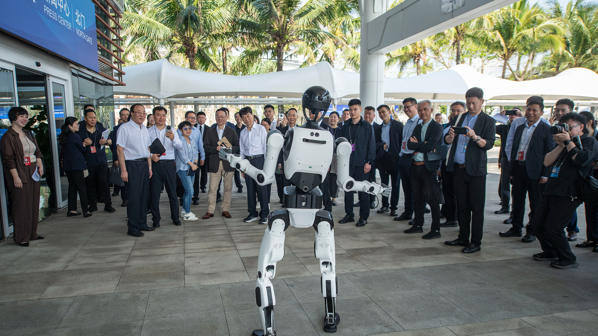 Guests watch a robot performance at the Boao Forum for Asia Press Center in Qionghai, Hainan Province, south China, March 23, 2026. /CFP
