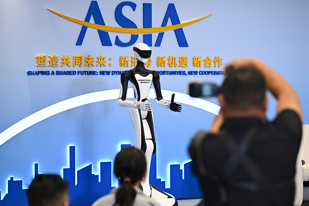 A robot appears as an assistant host at a sub-forum of the 2026 Boao Forum for Asia (BFA) Annual Conference in Qionghai, Hainan Province, south China, March 25, 2026. /CFP