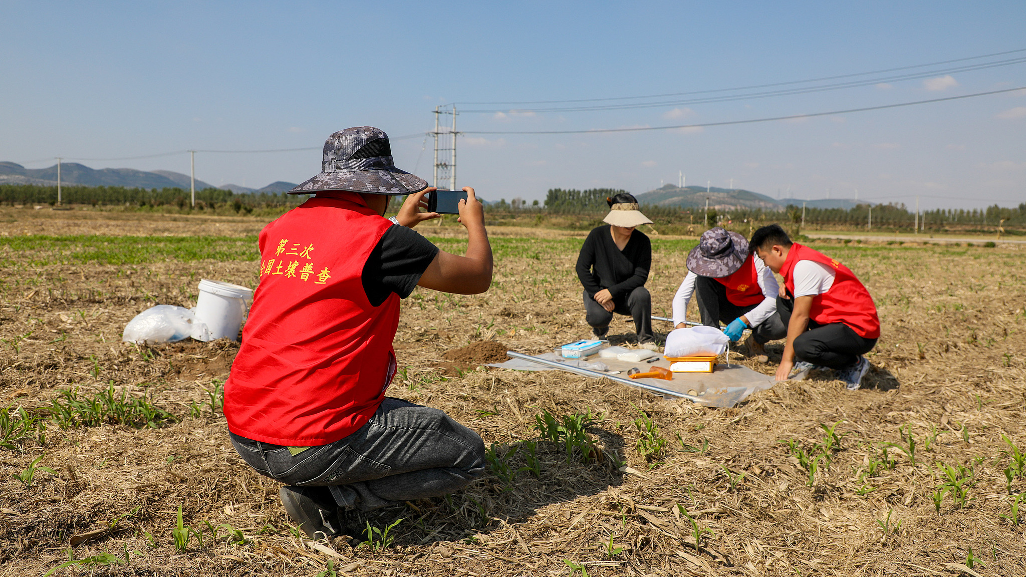 Soil investigators capture images of key steps in the soil sampling process in Daotun Village, Tengzhou City, east China's Shandong Province, October 10, 2023. /VCG