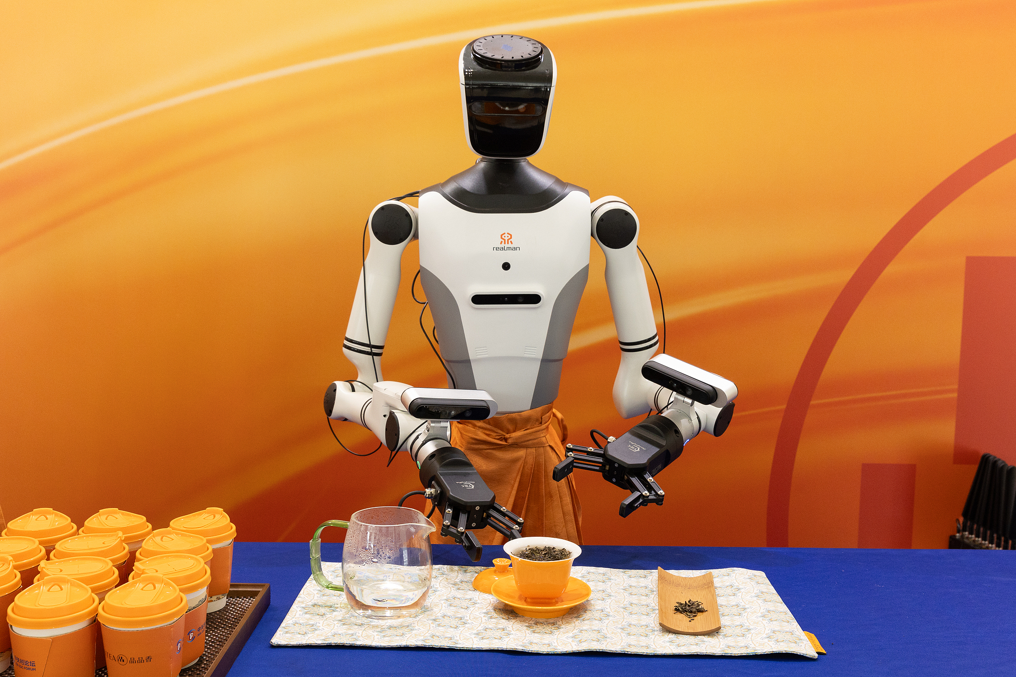 A robot prepares tea at a booth at the 2026 Zhongguancun Forum Annual Conference Opening Ceremony on March 25, 2026, in Beijing. /VCG 