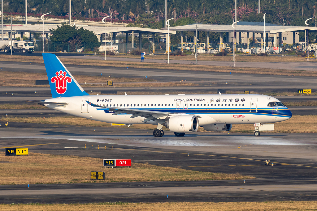 A China Southern Airlines C919 (B-658Y) taxis on the runway at Guangzhou Baiyun International Airport, January 3, 2026. /VCG