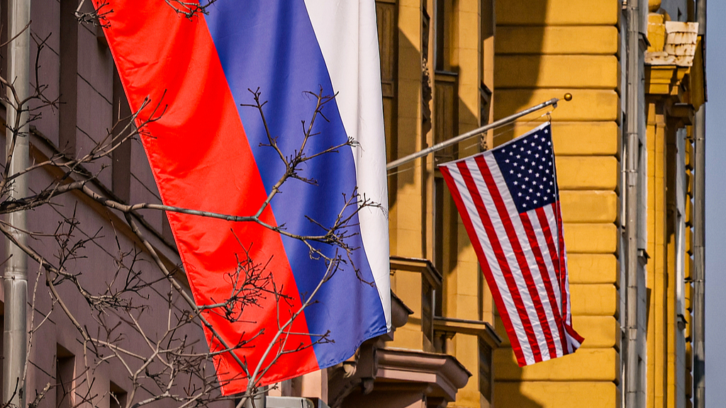 Russian and US flags hang on the main building of the US Embassy in Moscow, Russia, March 12, 2026. /VCG
