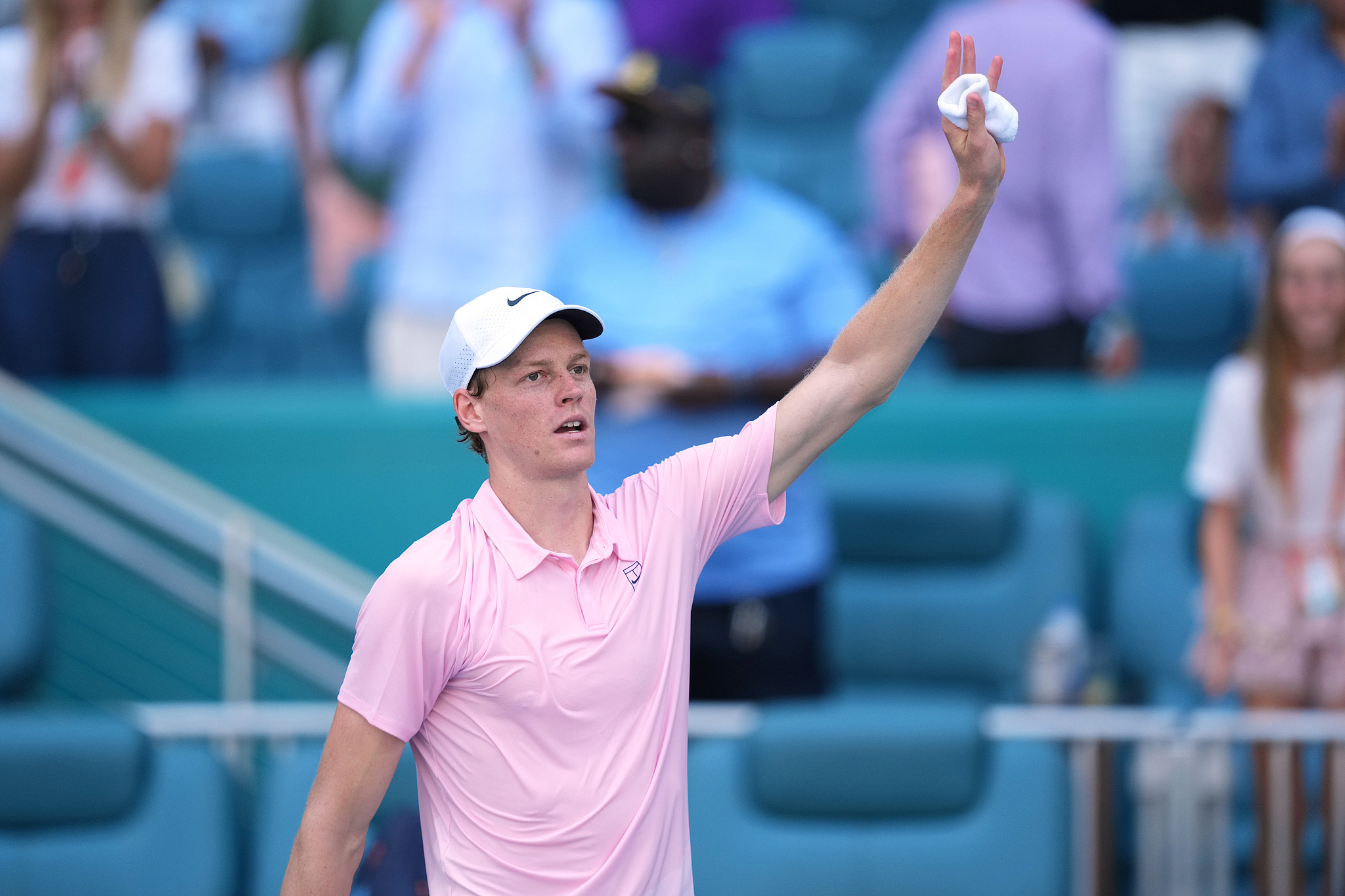 Italy's Jannik Sinner acknowledges the fans after beating the USA's Frances Tiafoe in a men's singles semifinal match at the Miami Open in Miami Gardens, USA, March 26, 2026. /VCG