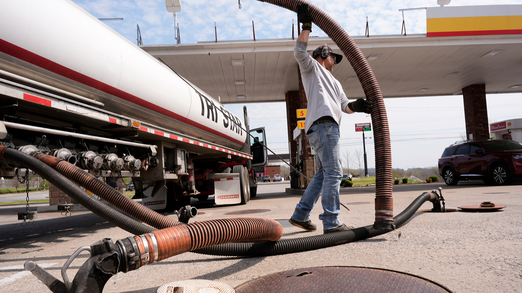A fuel transport truck driver refills a gas station March 25, 2026, in Kingston Springs, Tennessee, US. /VCG