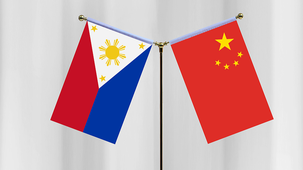 National flags of the Philippines and China. /VCG