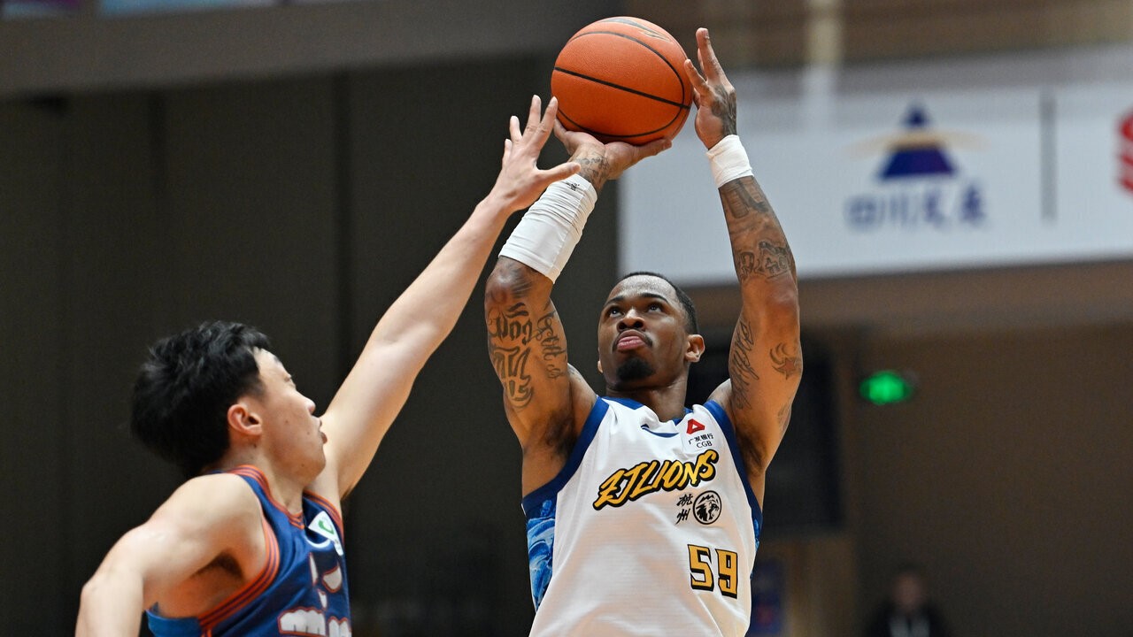 Rayjon Tucker (#59) of the Guangsha Lions takes a shot against the Sichuan Blue Whales in a Chinese Basketball Association game in Chengdu, southwest China's Sichuan Province, March 27, 2026. /Guangsha Lions