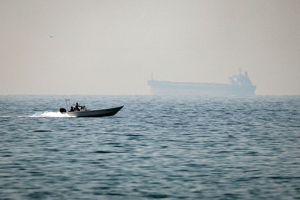 A motorboat cruises along the shore off the town of Al Jeer on the Strait of Hormuz in the northern emirate of Ras Al Khaimah on February 25, 2026./ VCG