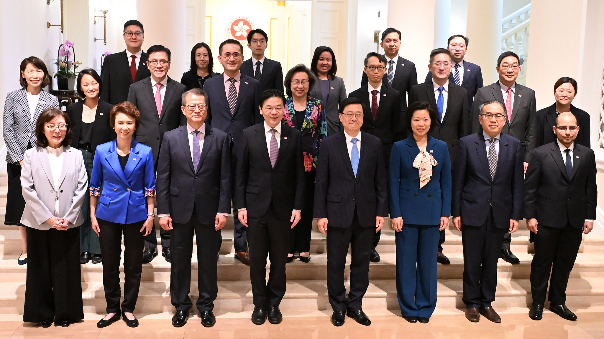 HKSAR chief executive meets Singaporean PM on deepening cooperation