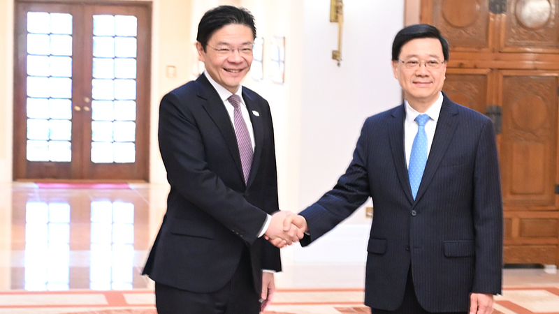 Hong Kong Chief Executive John Lee (R) and Singapore Prime Minister Lawrence Wong (L) shake hands at Government House in Hong Kong, China, March 27, 2026. /CFP