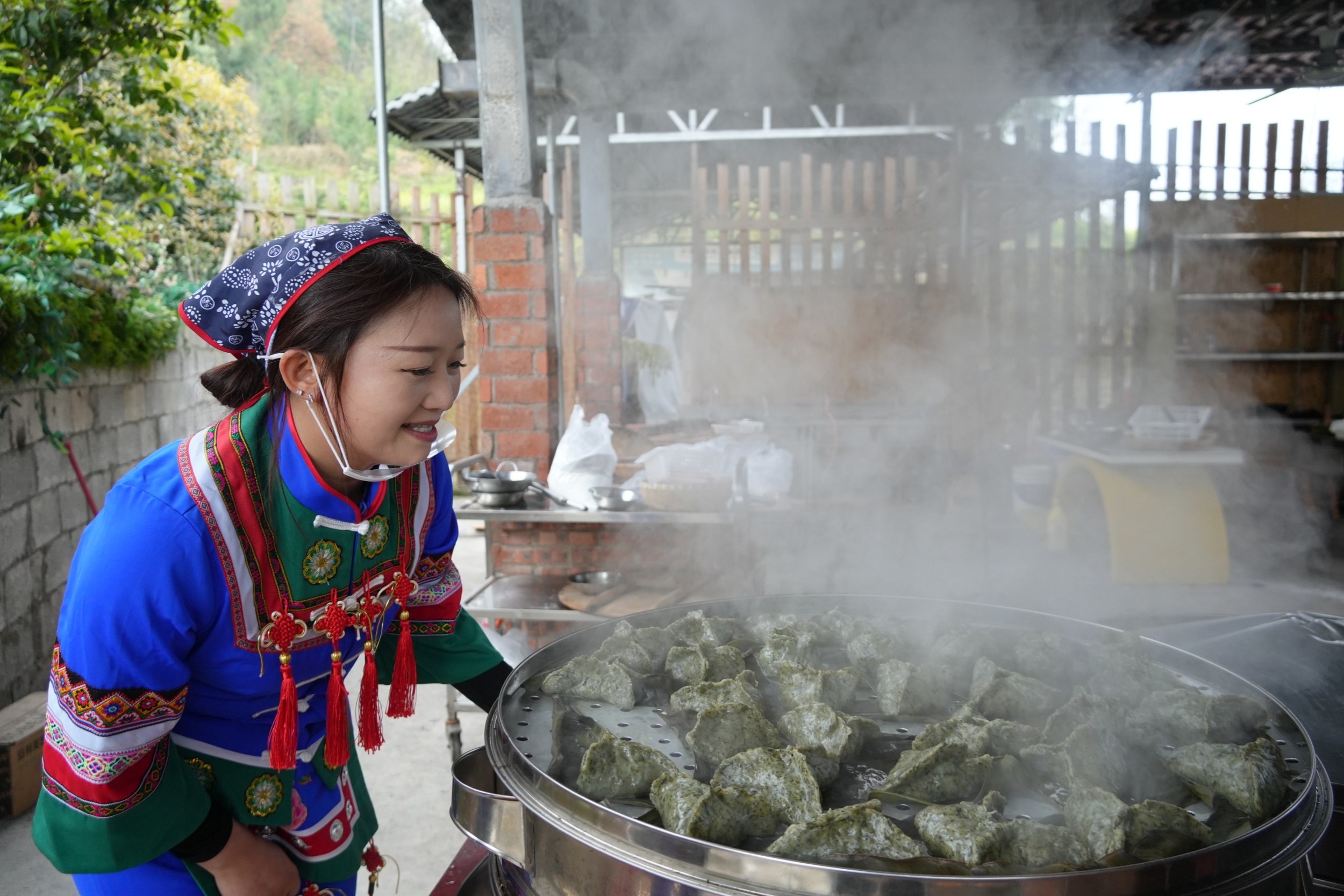 Qingming cakes are steamed in Sinan, southwest China's Guizhou Province on March 21, 2026. /Tongren Media Convergence Center