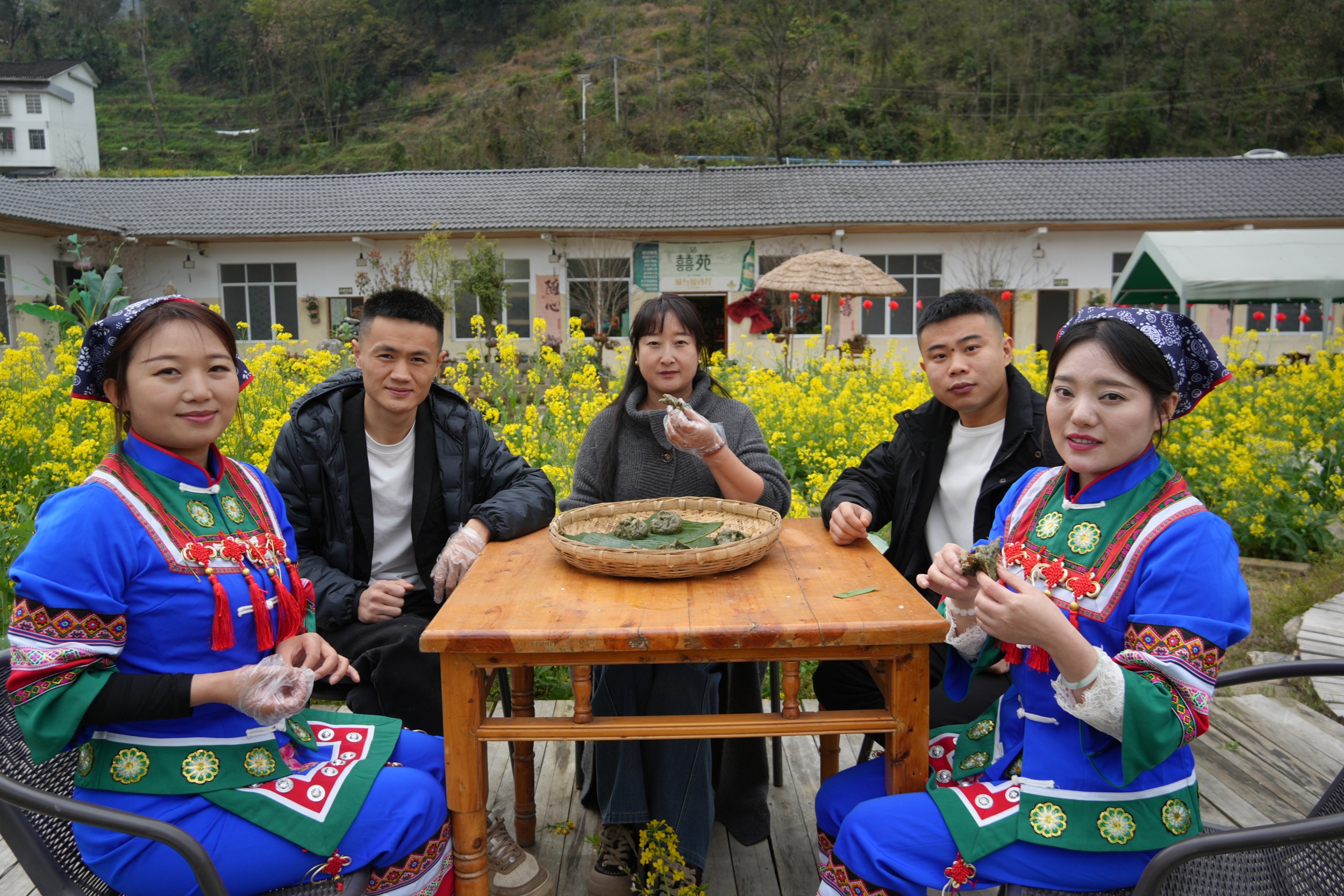 People enjoy Qingming cake in Sinan, southwest China's Guizhou Province on March 21, 2026. /Tongren Media Convergence Center