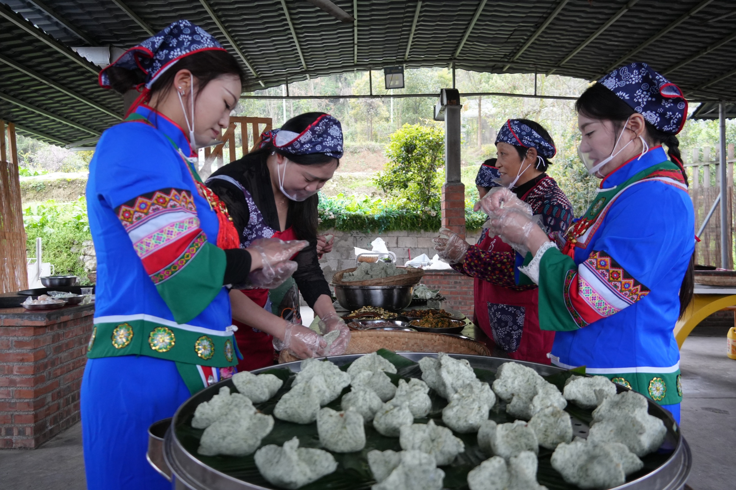 People make Qingming cake in Sinan, southwest China's Guizhou Province on March 21, 2026. /Tongren Media Convergence Center