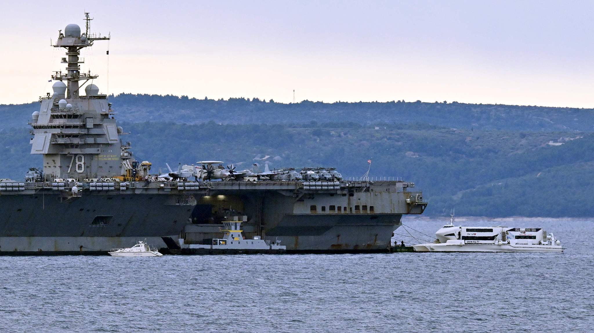 Harbor tugboats and other civilian vessels approach the US Navy aircraft carrier the USS Gerald R. Ford at an anchor point off the Croatian coastal city of Split, March 28, 2026. /VCG