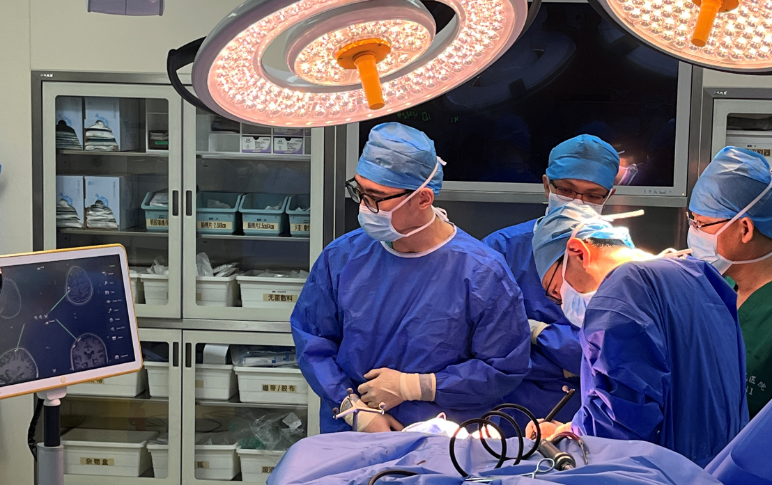 Surgical team from Capital Medical University Xuanwu Hospital performs implant procedure in 2023. /Tsinghua University