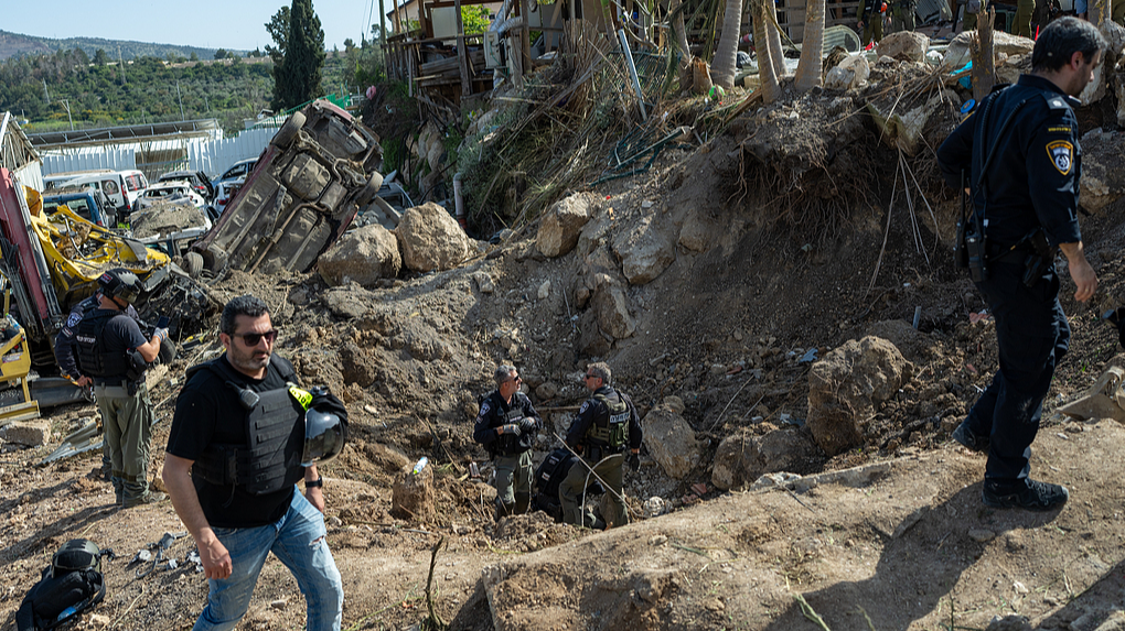 First responders gather near a crater left by an Iranian missile, Israel, March 28, 2026. /VCG