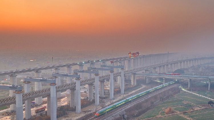 China builds high-speed rail tunnel 89 meters under Yangtze River