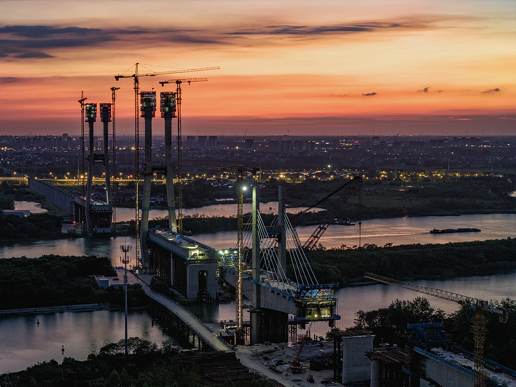 Steel–concrete segments of the main span completed on Shanghai–Chongqing–Chengdu High-Speed Railway cable-stayed bridge over the Grand Canal, Yangzhou, east China's Jiangsu Province, July 29, 2025. /VCG