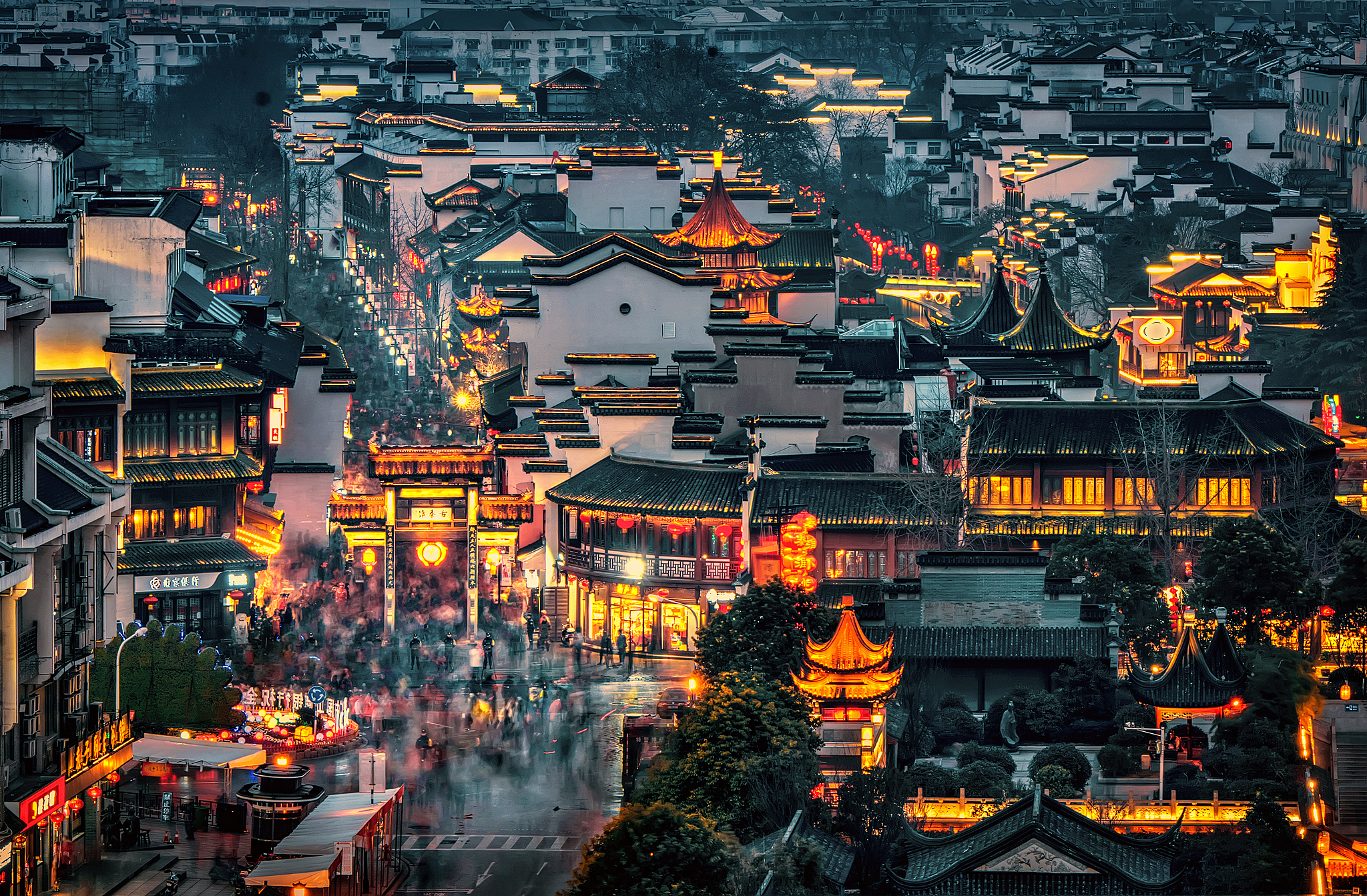 Night view of the Confucius Temple area along the Qinhuai River in Nanjing, where historic architecture and illuminated streets form one of the city's most iconic cultural and tourism destinations. /VCG
