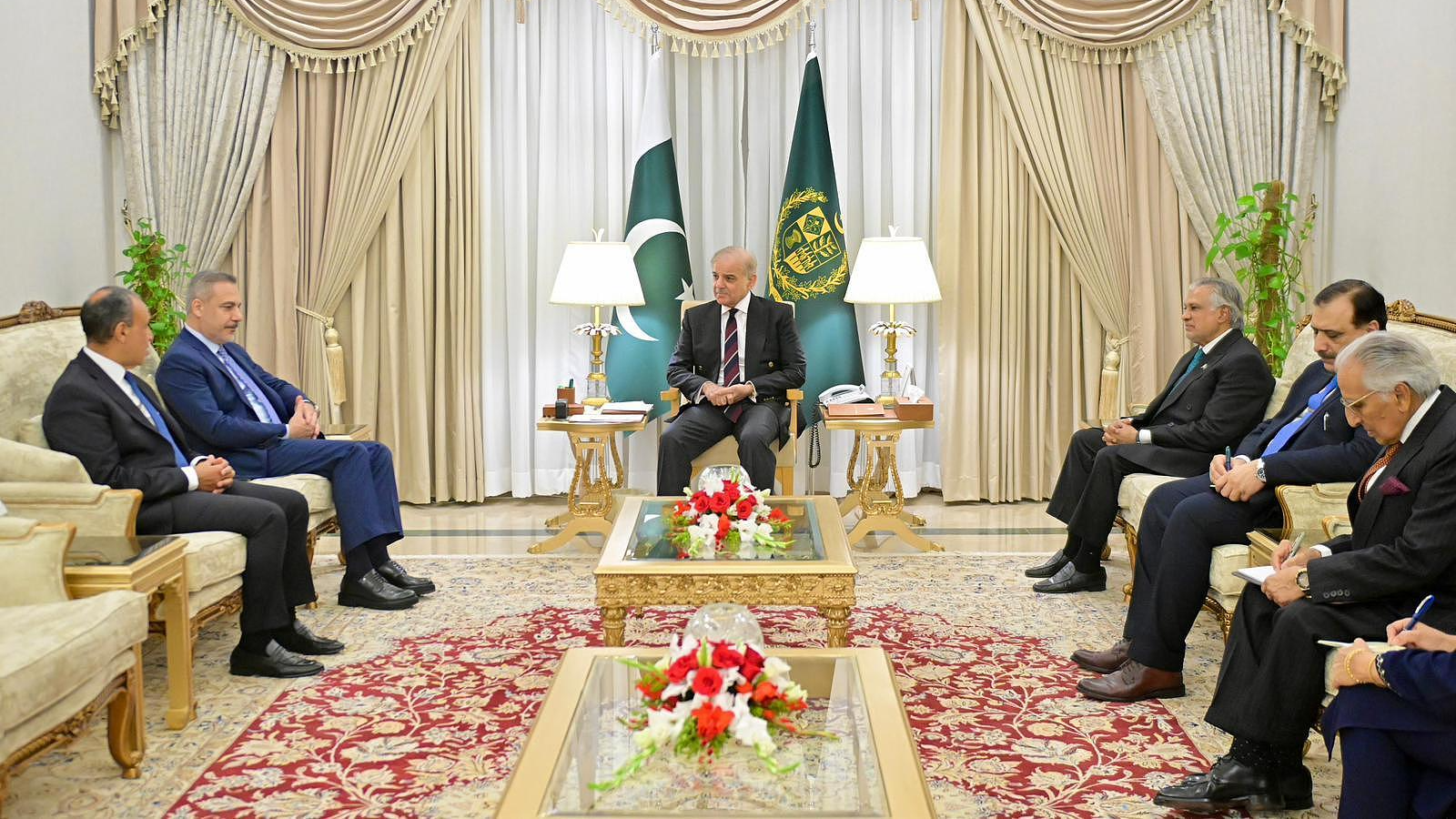 Turkish Foreign Minister Hakan Fidan (2nd left) meets with the Pakistan Prime Minister Shehbaz Sharif (center) alongside the foreign ministers of Egypt and Pakistan in Islamabad, Pakistan, March 29, 2026. /VCG