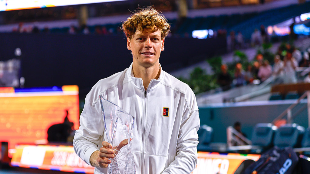 Italy's Jannik Sinner poses with the winner's trophy after beating the Czech Republic's Jiri Lehecka in the men's singles final at the Miami Open at Hard Rock Stadium in Miami Gardens, Florida, March 29, 2026. /VCG
