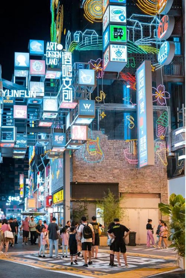 A street corner in Guiyang at night. /CGTN