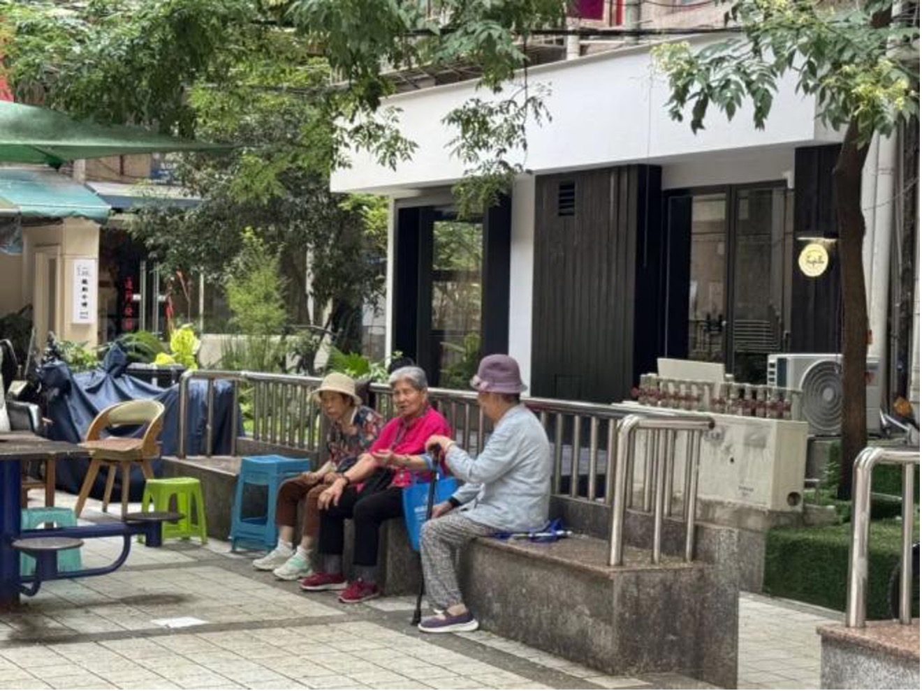 Shady trees for cooling off, local cafes, and seniors enjoying a chat. /CGTN