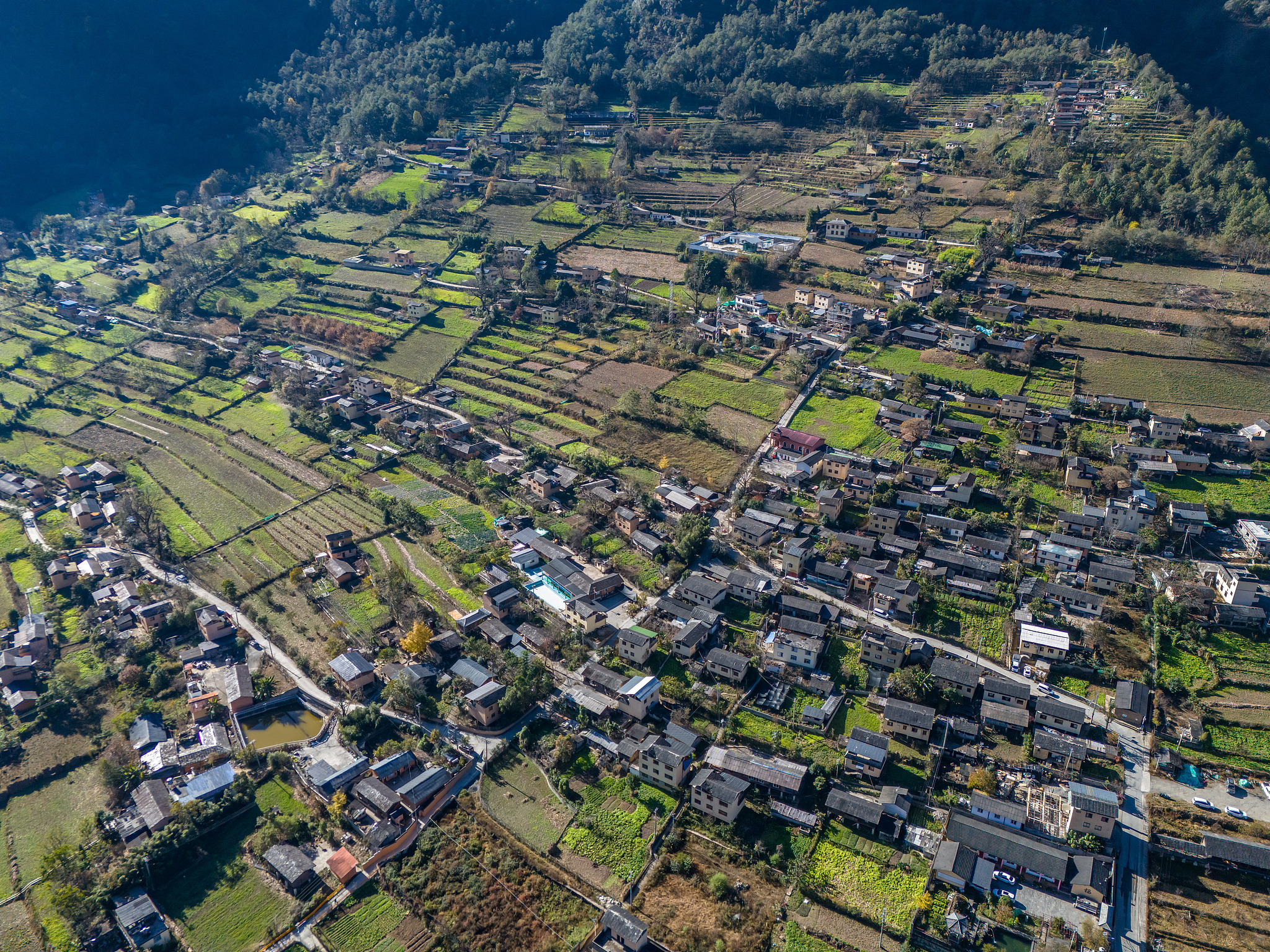 The rural landscape of Bingzhongluo Town blends snow-capped peaks, deep gorges farmland and vibrant ethnic cultures, November 27, 2025. /VCG