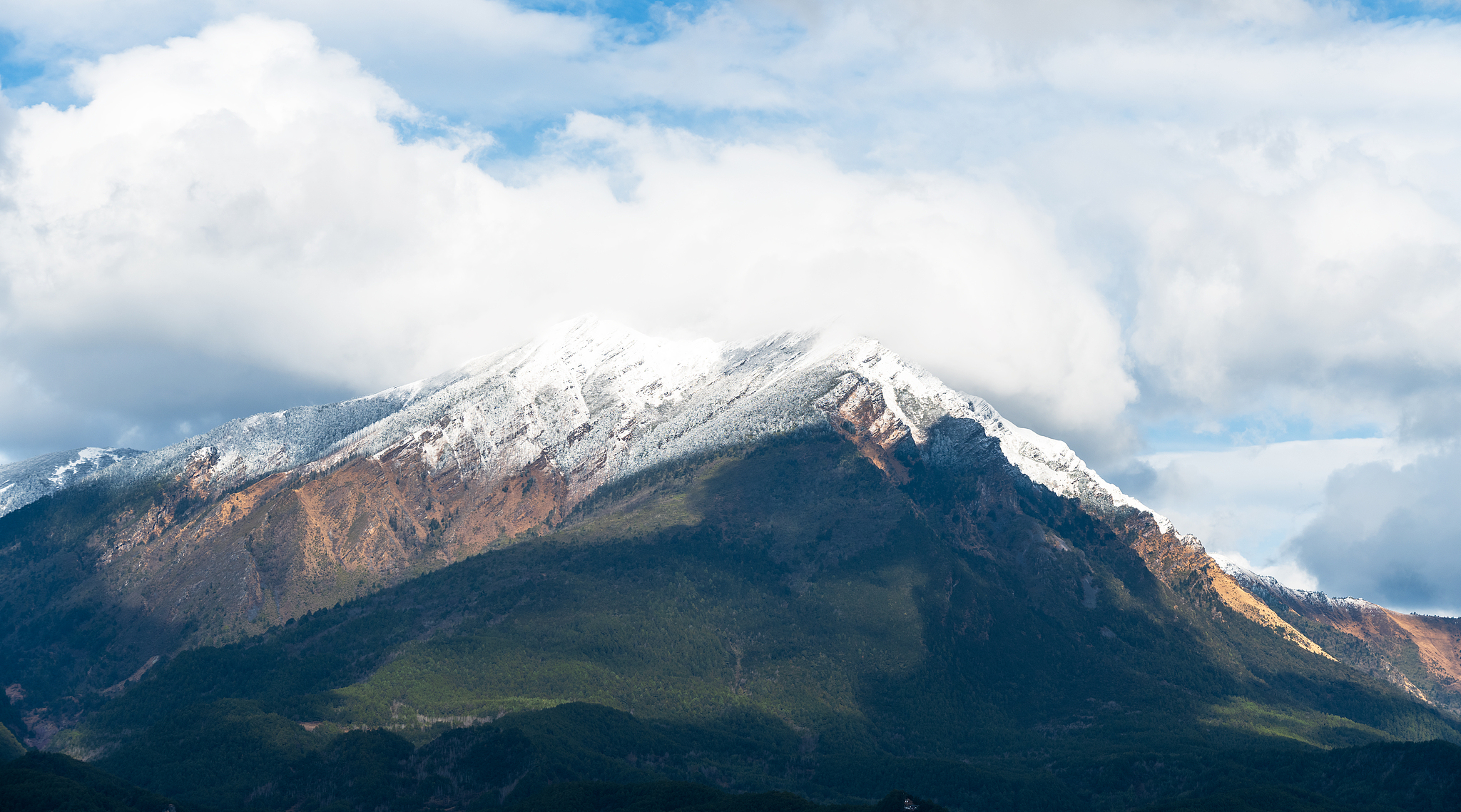 Xuebang Mountain welcomes  its first snowfall of spring, March 15, 2026. /VCG