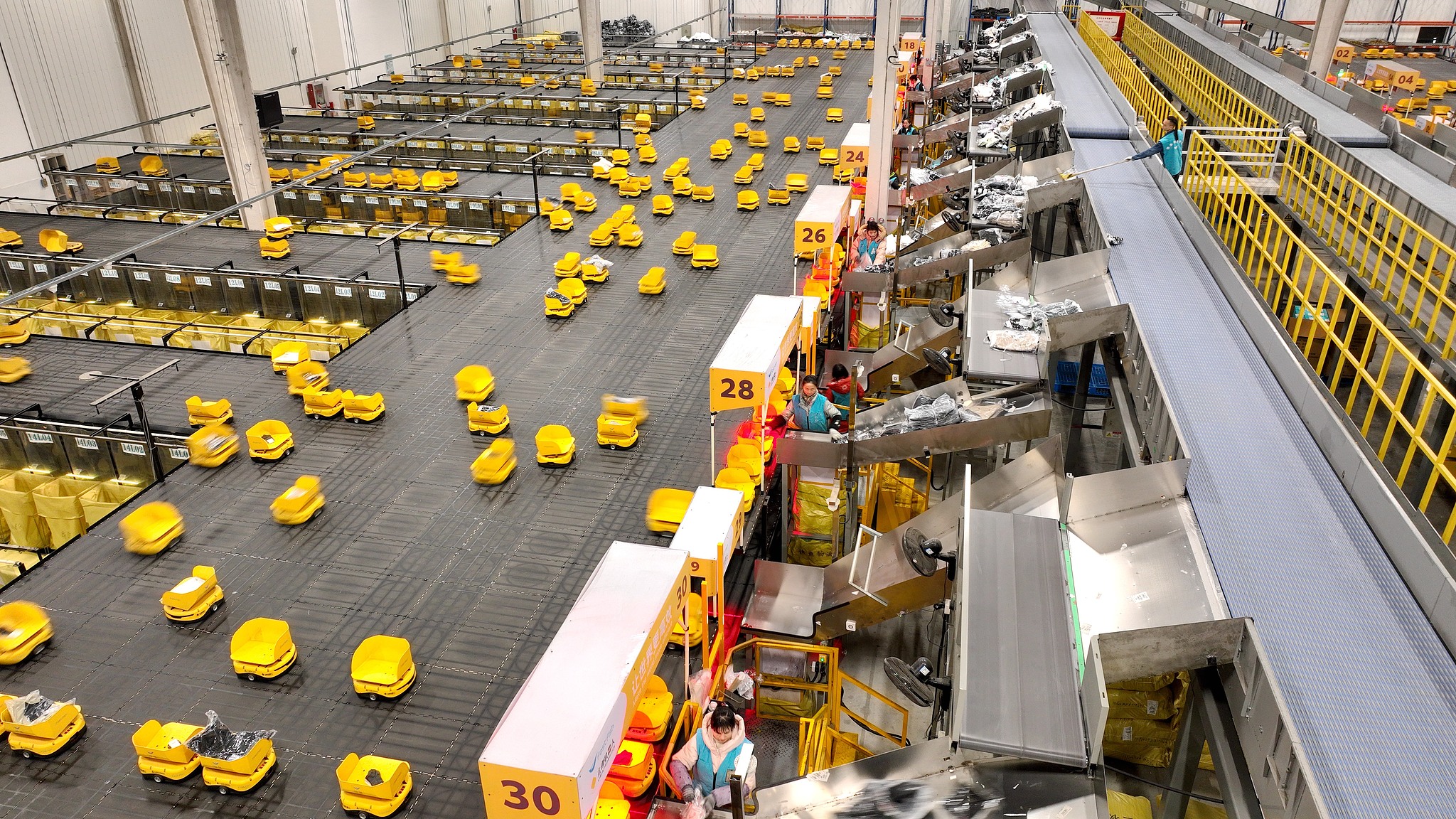 Robots conveying parcels to their designated areas at an intelligent logistics center in Deqing County, east China's Zhejiang Province, February 5, 2024. /VCG