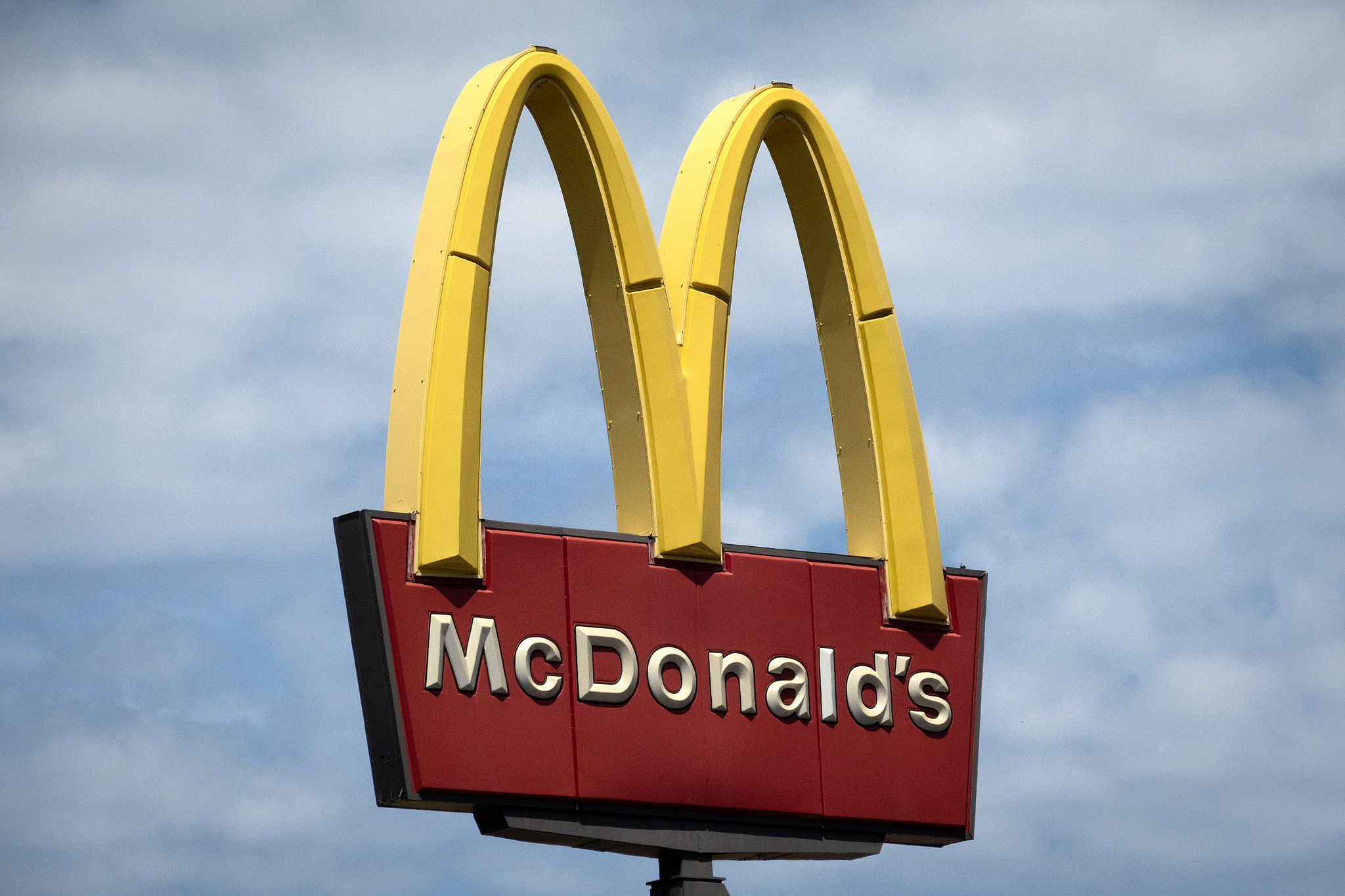 A sign towers over a McDonald's restaurant on May 13, 2025 in Chicago, Illinois, May 13, 2025. /VCG