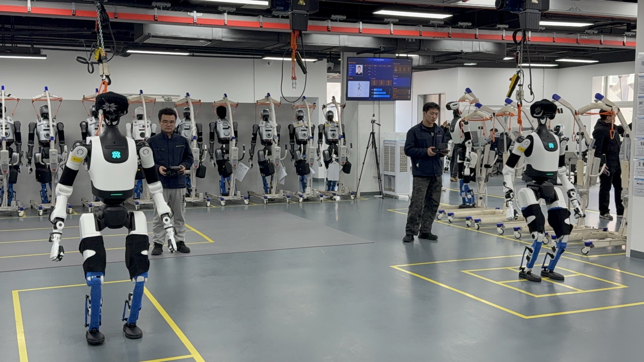 Engineers conduct tests and debugging on robots at a factory in Beijing, China, March 20, 2026. /VCG